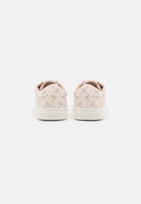Zapatillas de deporte rosa claro con patrón texturizado, suelas de goma blanca y un logotipo sutil. Forma redondeada con parte trasera acolchada para mayor comodidad.