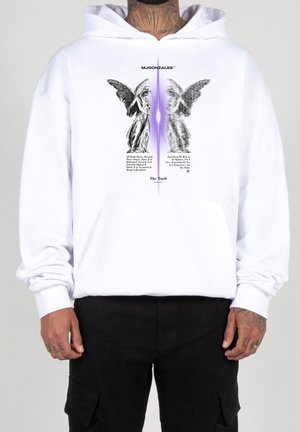 Weißer Hoodie mit schwarz-weißen Engelsgrafiken und Text, kontrastiert durch ein lila vertikales Licht zwischen den beiden Engeln auf der Brust.