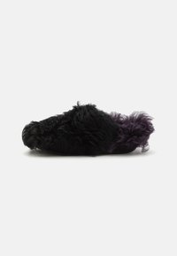 Svart toffel med pälsfoder och en fluffig lila accent på baksidan, med rundad form och mjukt material. Perfekt för inomhusbruk.