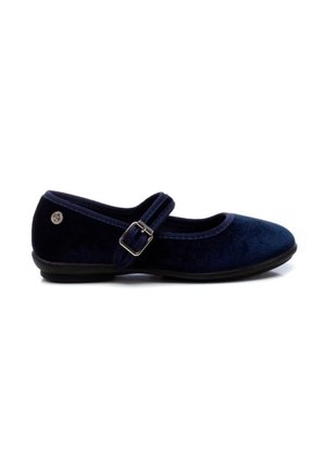 Zapato Mary Jane de terciopelo azul marino con punta redonda, tira ajustable y pequeño acento metálico. Textura suave y suela de goma plana.