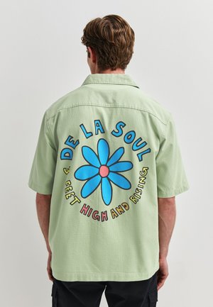 Next, REGULAR FIT - PRINT SHORT SLEEVE SHIRT . - Hemd - green de la soul