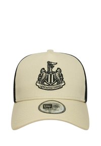 Beige und schwarze Trucker-Kappe mit dem Newcastle United-Wappen auf der Vorderseite und einem verstellbaren New Era-Aufkleber auf dem Schirm.