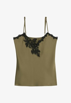 Camiseta sin mangas de color verde oliva con tirantes ajustables, que presenta un borde de encaje negro y bordados florales en el escote. Textura de tela suave.
