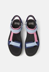 Tvåfärgade sandaler med en design i marinblått, ljusblått och rosa; justerbara remmar; gummisålar; platt fotbädd med sömnadsdetaljer.