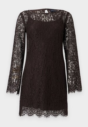 Svart blonderlangermet kjole med blomstermønster, bølget kant og nøkkelhullslukking på ryggen, vist mot en ensfarget bakgrunn.