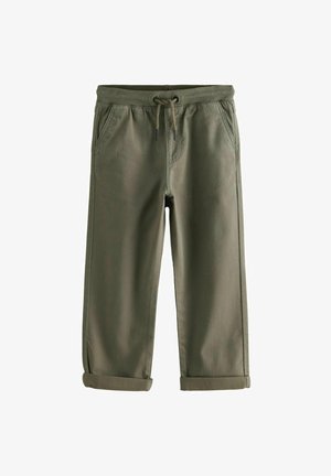 Pantaloni verde oliva realizzati in un tessuto leggero, con vita elasticizzata, cordino e risvolti; includono tasche laterali.