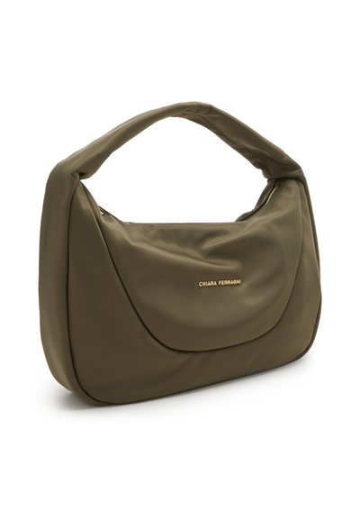 Schoudertas in olijfgroen gemaakt van glad nylon met een afgeronde vorm, voorzien van een gouden logo en een gestructureerd, gewatteerd handvat.