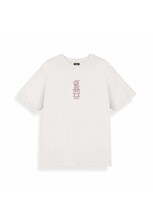 Witte korte mouw t-shirt met roze verticale "GRMT" tekst in gestileerd lettertype, gecentreerd op de borst.