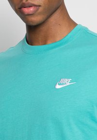 Nike Sportswear CLUB TEE - T-shirt básica - washed teal