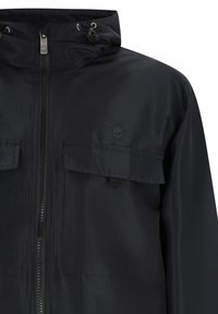 Giacca nera con cappuccio realizzata in tessuto liscio e strutturato, con zip completa, due tasche sul petto e un dettaglio con logo. Presenta un cordino regolabile sul cappuccio.