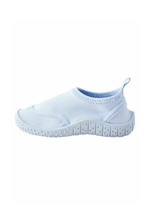 Chaussure d'eau bleu clair sans lacets avec semelle en caoutchouc texturée et languette de traction au talon, conçue pour le confort et un séchage rapide.