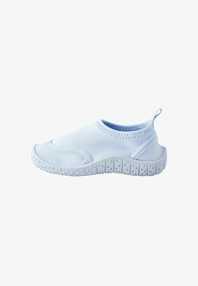 Chaussure d'eau bleu clair sans lacets avec semelle en caoutchouc texturée et languette de traction au talon, conçue pour le confort et un séchage rapide.