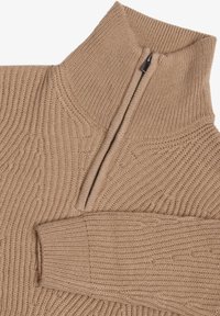 Beige strikket sweater med høj krave og halvlukning med lynlås. Har et struktureret, ribbet mønster og tætsiddende ærmer. Blødt materiale.