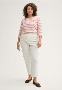 Maglietta a maniche lunghe a righe rosa chiaro e bianco, jeans in denim bianco a vita alta e scarpe slip-on marroni. Design semplice con vestibilità casual.