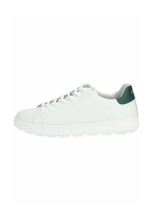 Zapatilla blanca con un upper de cuero suave, diseño con cordones, acento en el talón verde y una suela de goma blanca texturizada.