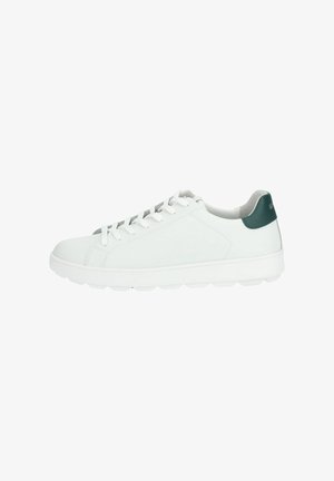 Zapatilla blanca con un upper de cuero suave, diseño con cordones, acento en el talón verde y una suela de goma blanca texturizada.