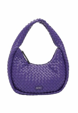 Sac à épaule en cuir tressé violet avec une large anse tressée et une petite plaque métallique rectangulaire estampillée "SURI FREY."