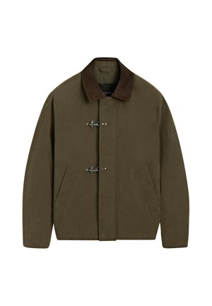 Giacca marrone con colletto marrone scuro e due fibbie metalliche sul davanti, con due tasche laterali e maniche lunghe.