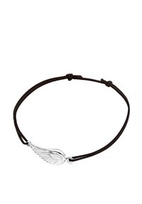 Brunt snörarmband med en silverhängande pendants i form av en vinge med detaljerad fjäderdesign. Snöret är justerbart med knutar på båda sidor.