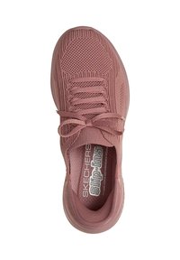 Zapato slip-on rosa de Skechers con parte superior de tejido texturizado, detalles de cordones y plantilla de espuma de memoria. Suela lisa.