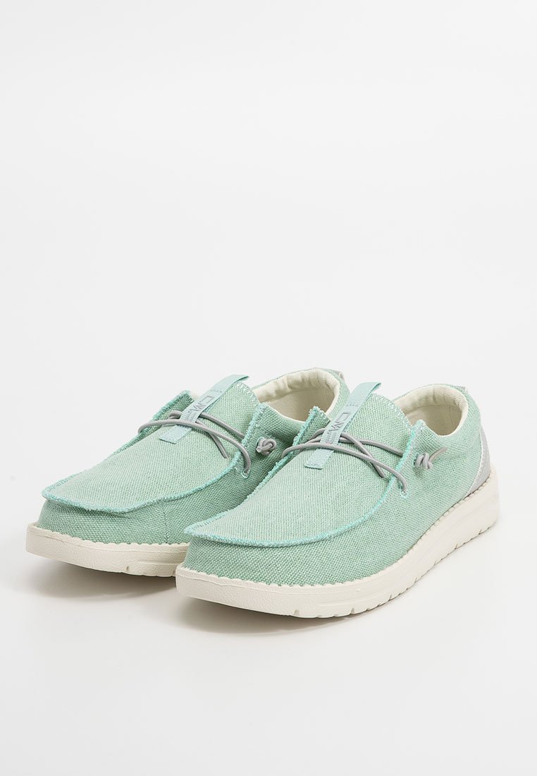 Scarpe di tela verdi con tomaia texturizzata, punta arrotondata, cuciture sottili, lacci elastici e suola in gomma bianca.