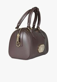 Borsa a mano in pelle marrone con forma arrotondata, doppi manici, finiture dorate e un dettaglio logo prominente sul lato. Dotata di chiusura con cerniera.