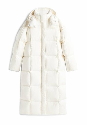 Witte gewatteerde donsjas met hoge kraag, rits aan de voorkant en drukknoopdetails. Heeft grote horizontale segmenten en twee zijzakken.