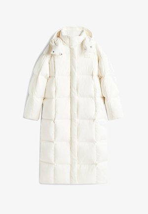 Biała pikowana kurtka puchowa z wysokim kołnierzem, zamkiem z przodu i zatrzaskami. Posiada duże poziome sekcje oraz dwie boczne kieszenie.