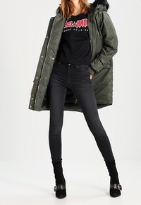 Tommy Hilfiger Abrigo de plumas - olive