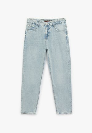 Jean en denim bleu clair, coupe droite avec cinq poches, texture délavée et détails légèrement usés au niveau des cuisses et de l'ourlet.