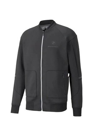 Zwarte zip-up jack met een geribbelde kraag en manchetten, voorzien van twee voorzakken en een klein logo op de borst. Gladde stoftextuur.