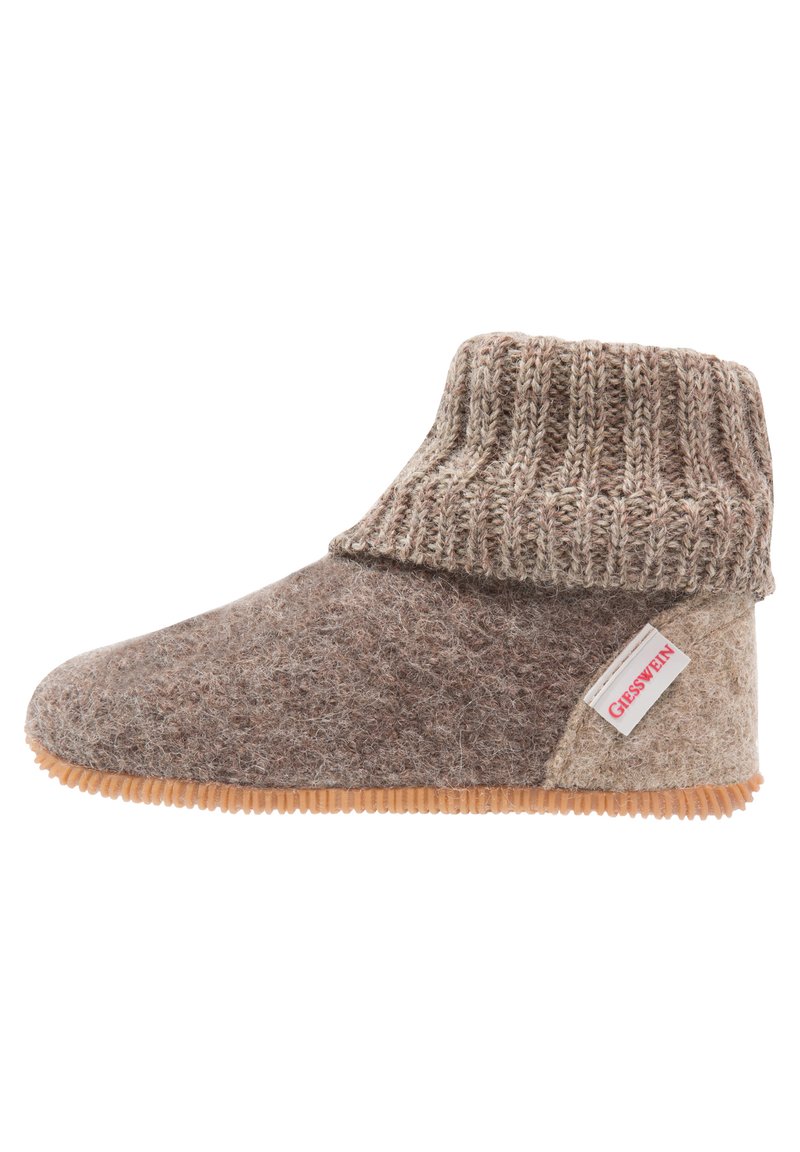 Vilt slipper met een gebreide boord, bruin en beige tinten, rubberen zool en een zijlabel met de merknaam. Zachte textuur en ronde vorm.