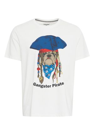 Hvit t-skjorte i bomull med et grafisk trykk av en hund i en blå pirathatt med et rødt bandana og et blått skjerf med dødningskallemønster, teksten sier "Gangster Pirate."