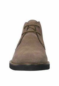 Stivaletti in suede marrone con punta tonda, design con lacci a due occhielli e superficie texturizzata. Suola in gomma nera con una sottile rifinitura beige.