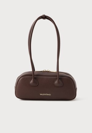 Borsa a mano in pelle marrone con forma arrotondata, due manici corti e hardware color oro; presenta una chiusura con zip e un logo in rilievo.