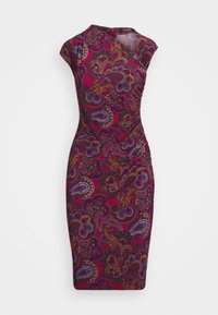 Vestido justo sem mangas em rosa escuro com um padrão paisley em roxo, dourado e azul. Apresenta um decote alto e detalhes franzidos de lado.
