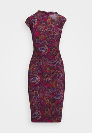 Tumeda õlakuarama roosa kleit, millel on lilla, kuldse ja sinise paisleimuster. Omab kõrget kaelust ja kraanikausi detaili külgedel.