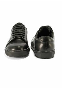 Czarne skórzane trampki o gładkim wykończeniu, z sznurowanym przodem, zaokrąglonym noskiem i gumową podeszwą. Posiadają delikatne detale szycia oraz teksturowany obcas.