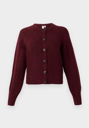 Burgundy stickad cardigan med långa ärmar, rund halsringning och sex svarta knappar på framsidan. Mjuk textur, kort design.