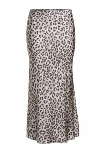 Falda de estampado de leopardo en tejido elástico, ajustada en la cintura y con un dobladillo acampanado. Tonos neutros con manchas marrón oscuro sobre un fondo beige claro.