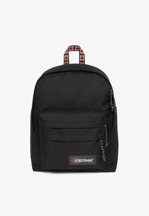 Schwarzer Rucksack mit einer Reißverschlusstasche auf der Vorderseite, strukturiertem Stoff, verstärkten Nähten und einem gemusterten Oberhandgriff für bequemes Tragen. Eastpak-Logo angezeigt.