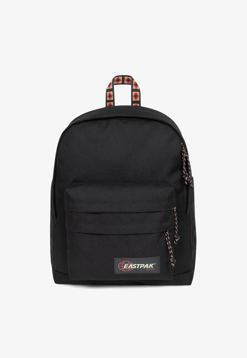 Sac à dos noir avec une poche zippée à l'avant, tissu texturé, coutures renforcées et anse supérieure à motif pour un transport facile. Logo Eastpak affiché.