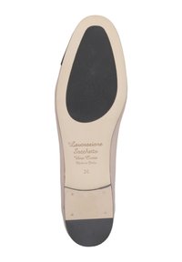 Ledersohle mit glatter beige Oberfläche, schwarzer Gummisohle und geprägt Text mit der Aufschrift "Lavorazione Sacchetto, Vera Cuoio, Made in Italy, 36."