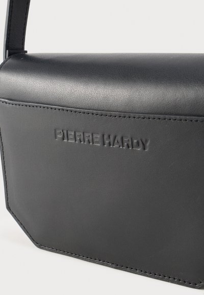 Μαύρη ορθογώνια δερμάτινη τσάντα με επάνω καπάκι και ανάγλυφο λογότυπο «PIERRE HARDY» στην μπροστινή πλευρά.