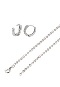 Cercei argintii tip cerc cu accente subtile de pietre semiprețioase și un lanț asortat, cu verigi rotunde și închidere cu carabină.