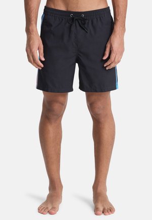 Shorts de bain noirs avec une taille à cordon de serrage et des accents latéraux bleu clair. Le tissu semble lisse et léger, adapté aux activités aquatiques.