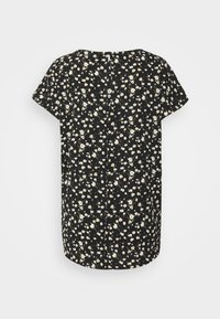 Blusa floral preta com mangas curtas, apresentando um padrão de flores espalhadas em branco e cores claras, tecido suave e decote redondo.