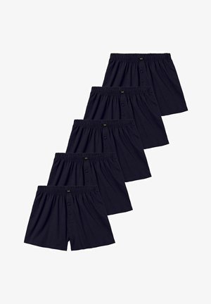 Fünf Paar schwarze Baumwoll-Boxershorts für Herren mit elastischen Bund und Zweiknopf-Fliegenverschluss, diagonal angeordnet.