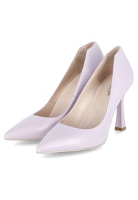 Escarpins en cuir lavande pâle avec des orteils pointus, un design à découpes et un talon carré. Texture lisse avec un éclat subtil.