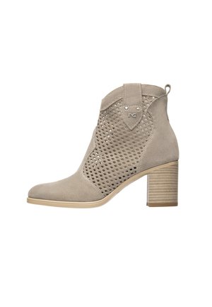 Beiger Wildleder-Stiefelette mit perforiertem Design, spitzer Zehenpartie und gestapeltem Blockabsatz. Verfügt über ein kleines Logo an der Seite.